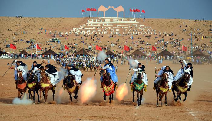 رجال القبائل الصحراوية يؤدون الفانتازيا المغربية في طانطان