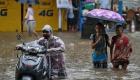 بالصور.. الأمطار الغزيرة تصيب مومباي الهندية بحالة من الفوضى