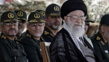 مرشد إيران علي خامنئي وعناصر بالحرس الثوري