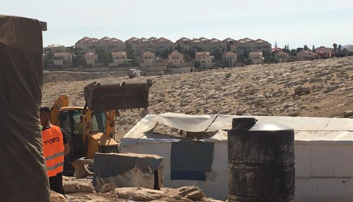 آثار الهدم في الخان الأحمر صباح اليوم
