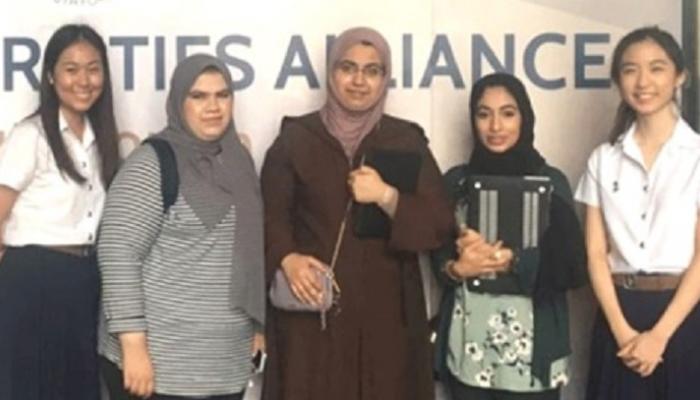 طالبات جامعة الإمارات المشاركات في المسابقة