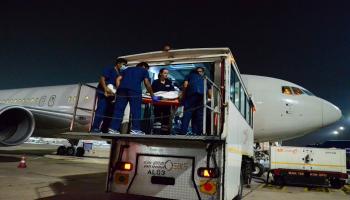 وصول 74 جريحا يمنيا ومرافقيهم إلى الهند لتلقي العلاج على نفقة الإمارات