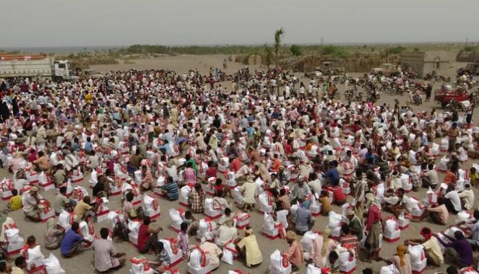 توزيع 2000 سلة غذائية على أهالي منطقة المتينة بمديرية التحيتا