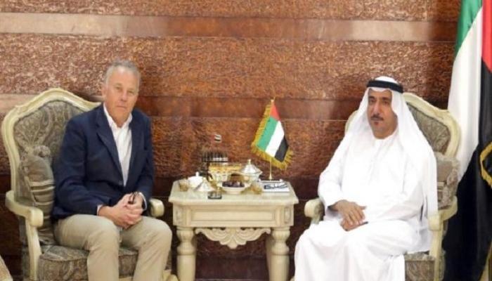 محمد أحمد العثمان سفير الإمارات ومايكل كيتينج في لقاء سابق - أرشيفية