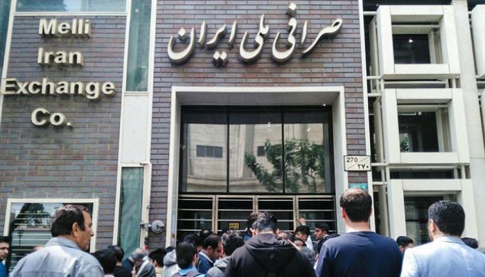 إيرانيون يبحثون عن الدولار- أرشيفية