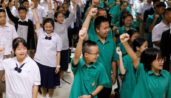 طلاب تايلانديون فرحون بإنقاذ فتية الكهف