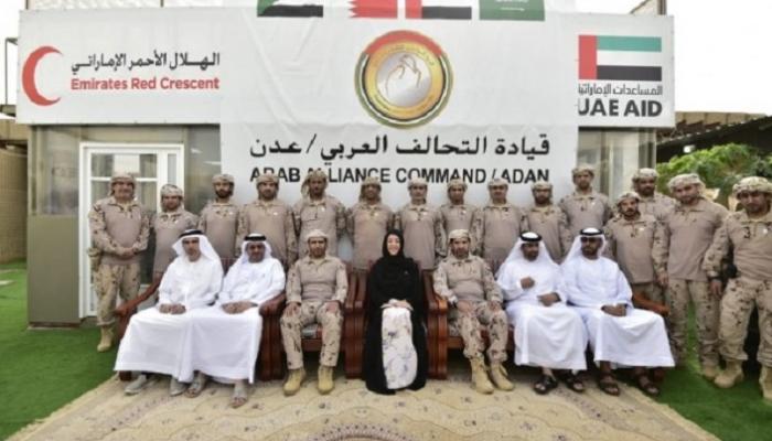 ريم الهاشمي خلال زيارتها قوة الواجب الإماراتية في عدن
