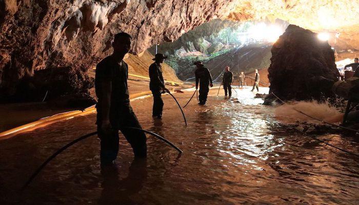 مدخل الكهف أثناء عملية الإنقاذ