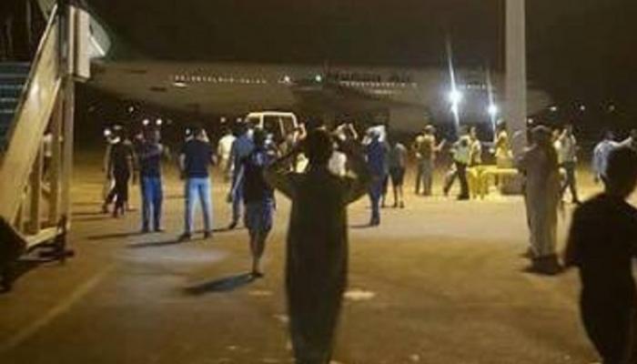 صورة نشرتها مواقع عراقية لاقتحام محتجين مطار النجف