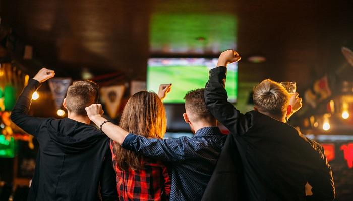 أجواء حماسية تصاحب مباريات كأس العالم في المدن الإيطالية
