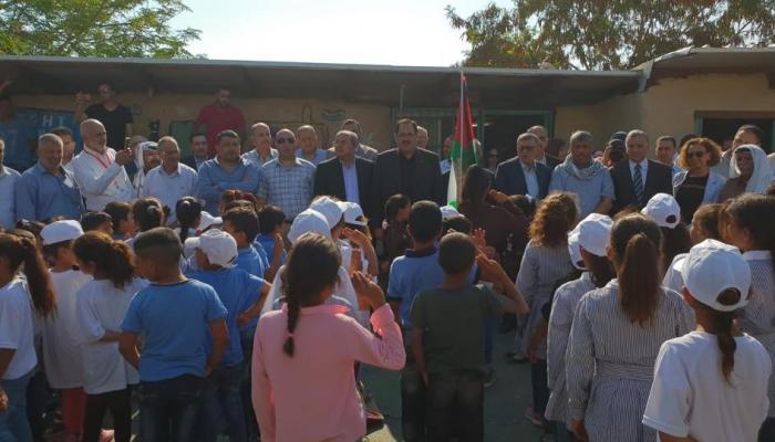 طلاب الخان الأحمر يؤدون النشيد الوطني الفلسطيني