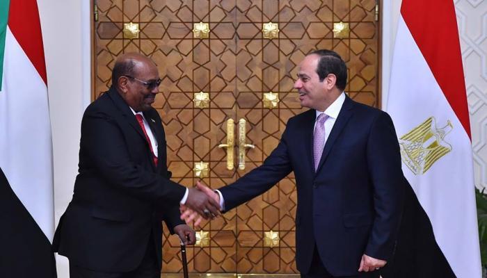 الرئيس المصري عبدالفتاح السيسي ونظيره السوداني عمر البشير