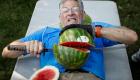 أمريكي يسجل رقما قياسيا عالميا في تقطيع البطيخ