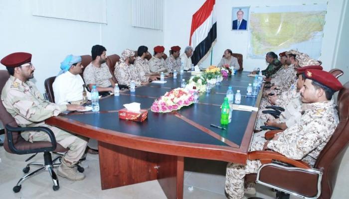 الفريق علي محسن صالح خلال لقائه قيادات عسكرية بالبيضاء