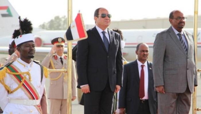 الرئيسان المصري والسوداني في مطار الخرطوم