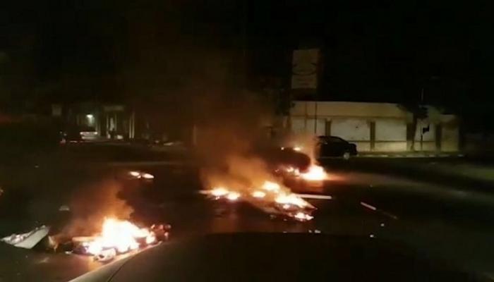 المتظاهرون أحرقوا الإطارات احتجاجا على قطع المليشيات الكهرباء 