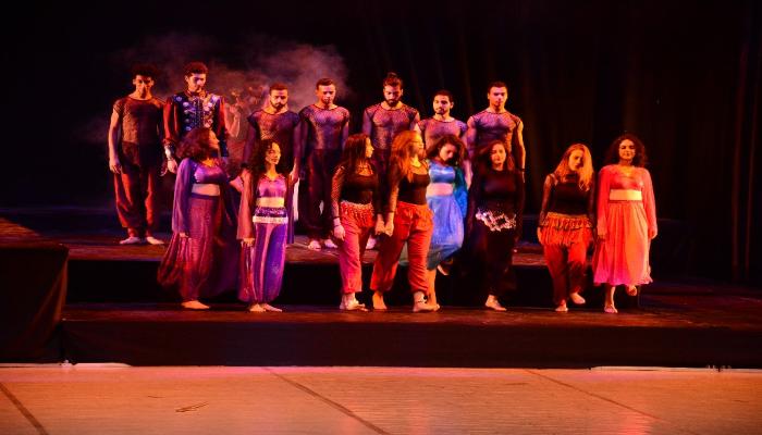 "أرض لا تنبت الزهور" يفتتح المهرجان القومي للمسرح
