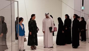 سيدة الصين الأولى خلال جولتها في متحف اللوفر أبوظبي