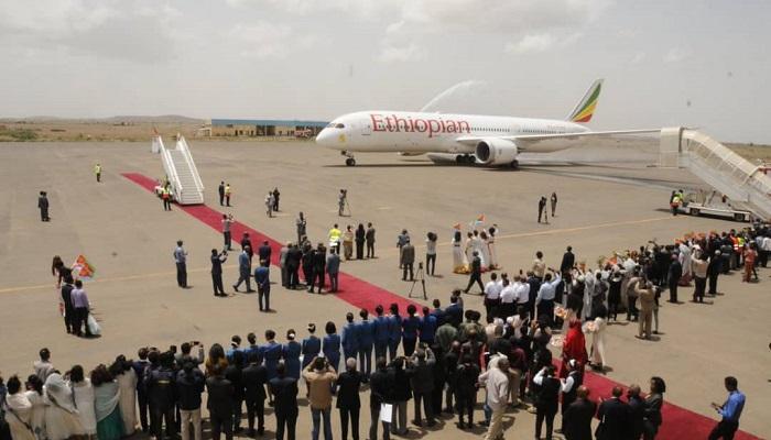 استقبال حافل لطائرة الخطوط الإثيوبية لحظة هبوطها بمطار أسمرا