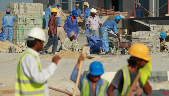 العمالة الأجنبية تعيش ظروفا صعبة في قطر 