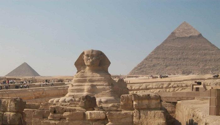 الأهرامات وأبو الهول من أبرز الأماكن السياحية في مصر