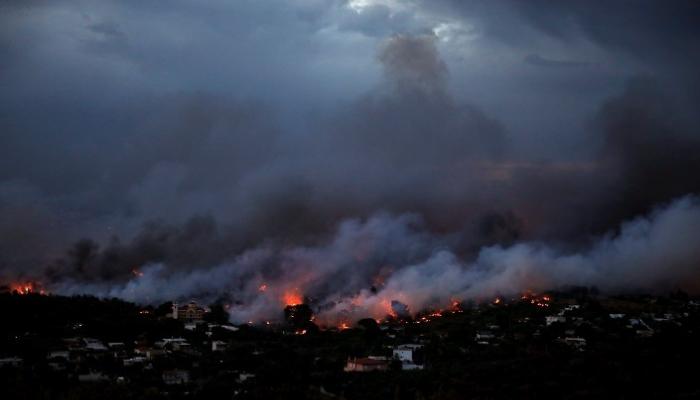 الحرائق تجتاج محيط العاصمة اليونانية أثينا - رويترز