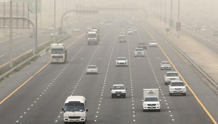 "أرصاد الإمارات" تحذر من تدني مدى الرؤية بسبب الغبار 