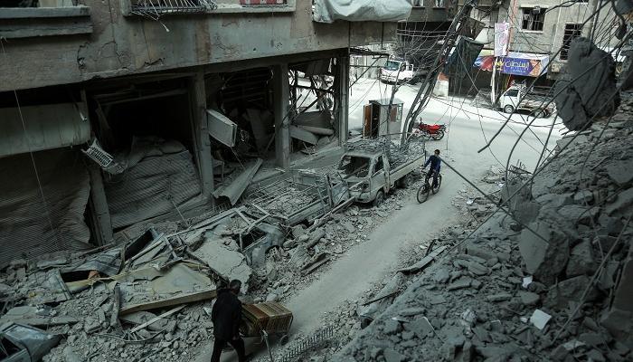 آثار الدمار في الغوطة الشرقية جراء غارات النظام السوري - أ.ف.ب