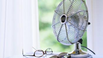 النوم أمام المروحة يؤثر سلبيا على الصحة