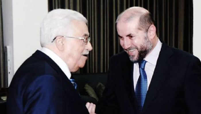 الرئيس الفلسطيني محمود عباس ومستشاره محمود الهباش