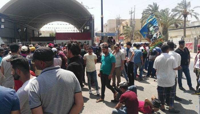 متظاهرون يطوقون مجلس محافظة البصرة جنوبي العراق
