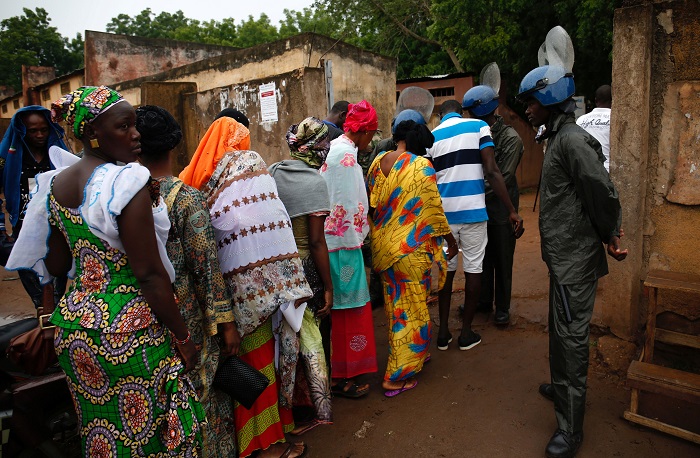 اصطفاف الناخبين في مالي للإدلاء بأصواتهم