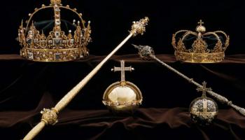 لصوص يسرقون تاجين ملكيين ويفرون بزورق آلي