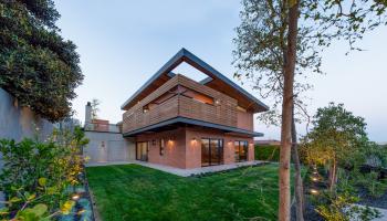 إنشاء منزل بالكامل من مواد معاد تدويرها