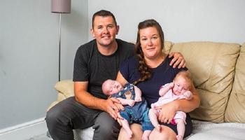 جنيفر وزوجها والتوأم