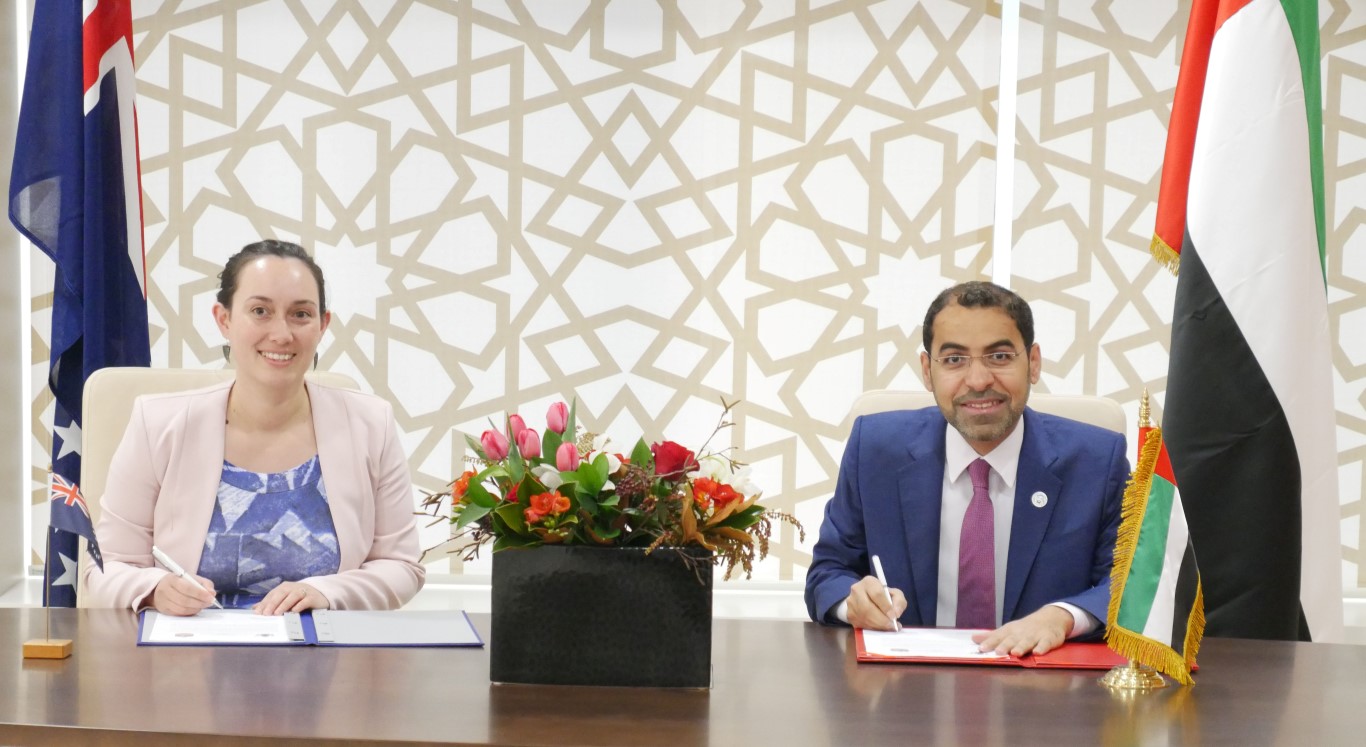 أثناء مراسم توقيع البيان المشترك لإعلان علاقات دبلوماسية بين الإمارات وجز ر كوك