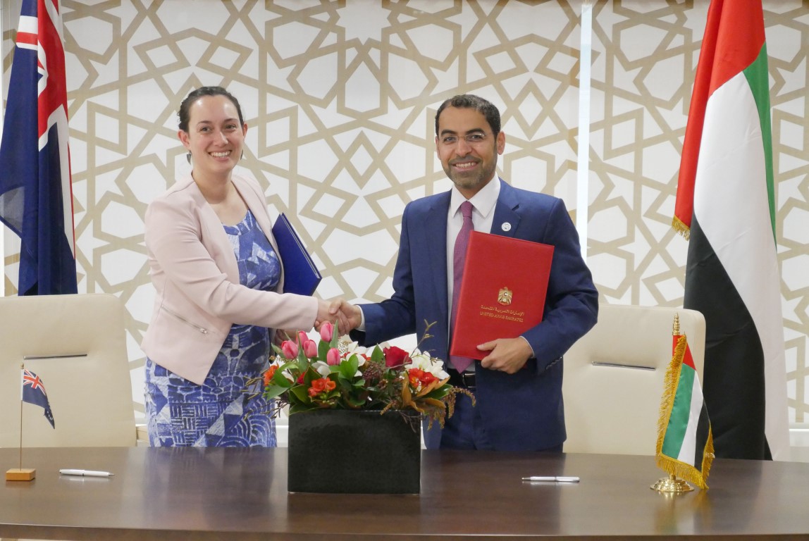 السفير الإماراتي يصافح سفيرة جزر كوك عقب توقيع الاتفاق المشترك
