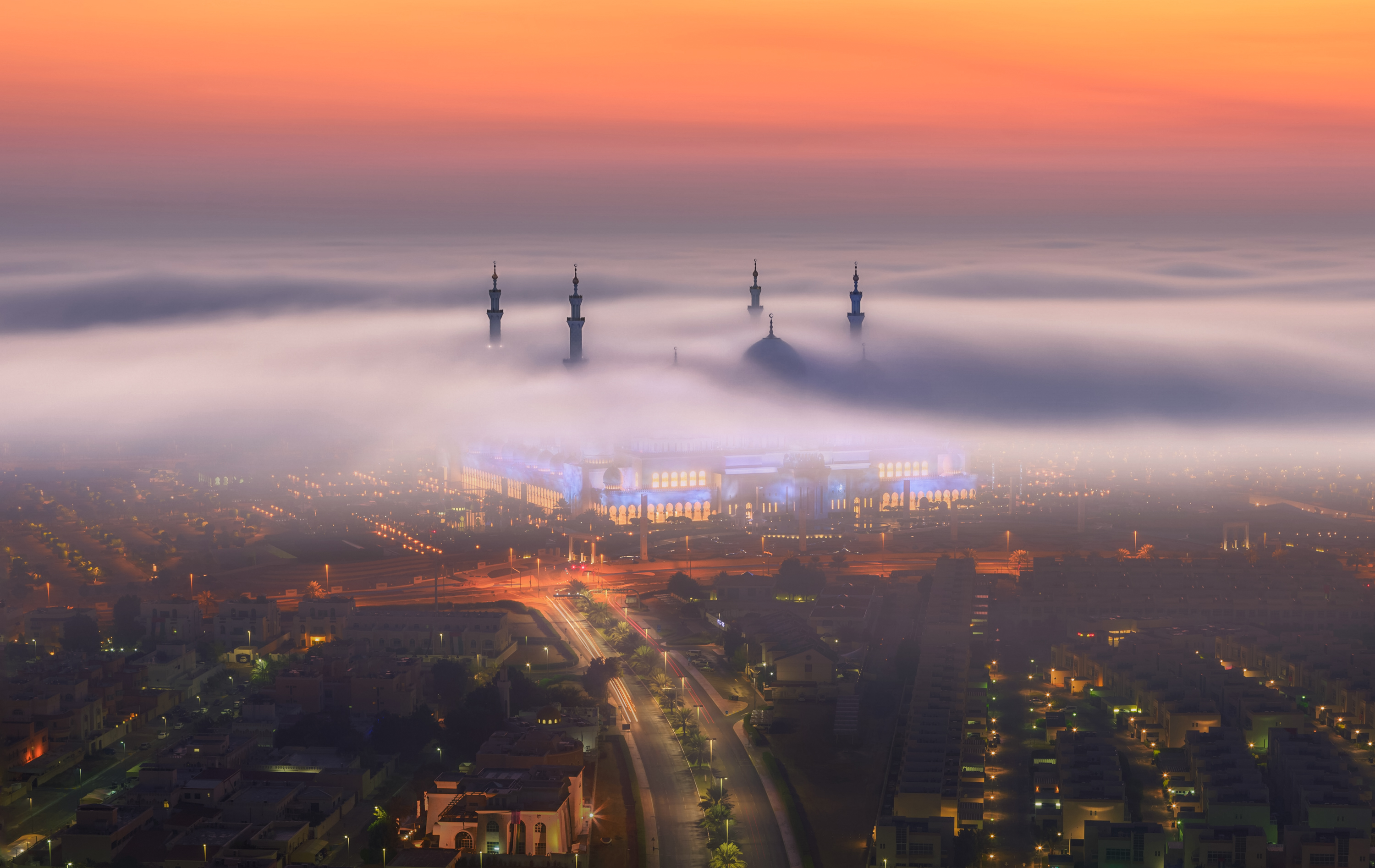 أرض عاد مصور الضباب يكشف اللحظات الحاسمة فوق ناطحات السحاب