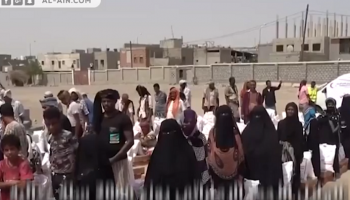 الهلال الأحمر الإماراتي يوزع سلالا غذائية في لحج اليمنية