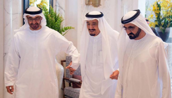 الملك سلمان يتوسط الشيخ محمد بن راشد والشيخ محمد بن زايد