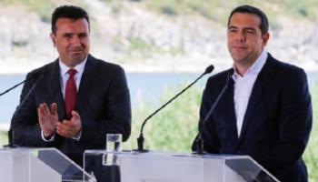 رئيسا وزراء اليونان ومقدونيا خلال توقيع اتفاق ينهي خلافا استمر 27 عاما