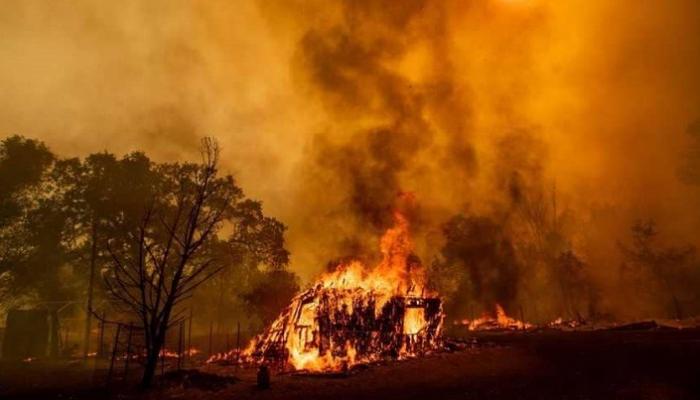 حريق غابات يهدد آلاف المنازل جنوب كاليفورنيا