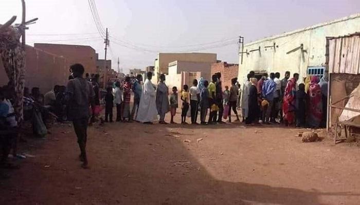 معاناة السودانيين من أجل الحصول على الخبز