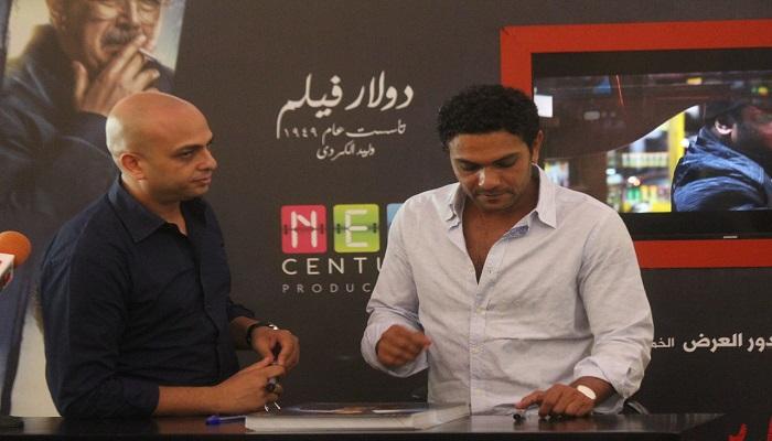 آسر ياسين وأحمد مراد خلال حفل التوقيع