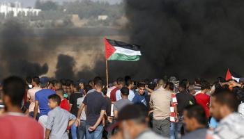 شباب يرفعون العلم الفلسطيني خلال إحياء فعاليات مسيرات العودة بغزة