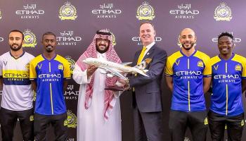 لاعبو النصر السعودي بقمصان "طيران الاتحاد"