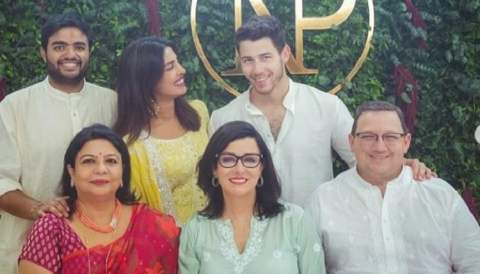 عائلة بريانكا تشوبرا مع خطیبها المغني الأمريكي نيك جوناس