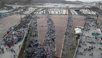 حجاج بيت الله الحرام يواصلون رمي الجمرات بمشعر منى 