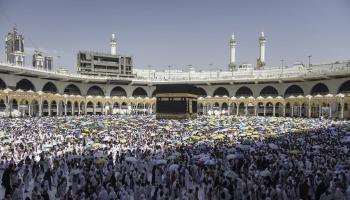 ضيوف الرحمن ملتفون حول الكعبة المشرفة