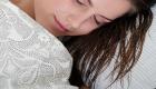 5 أضرار خطيرة للنوم بشعر مبلل